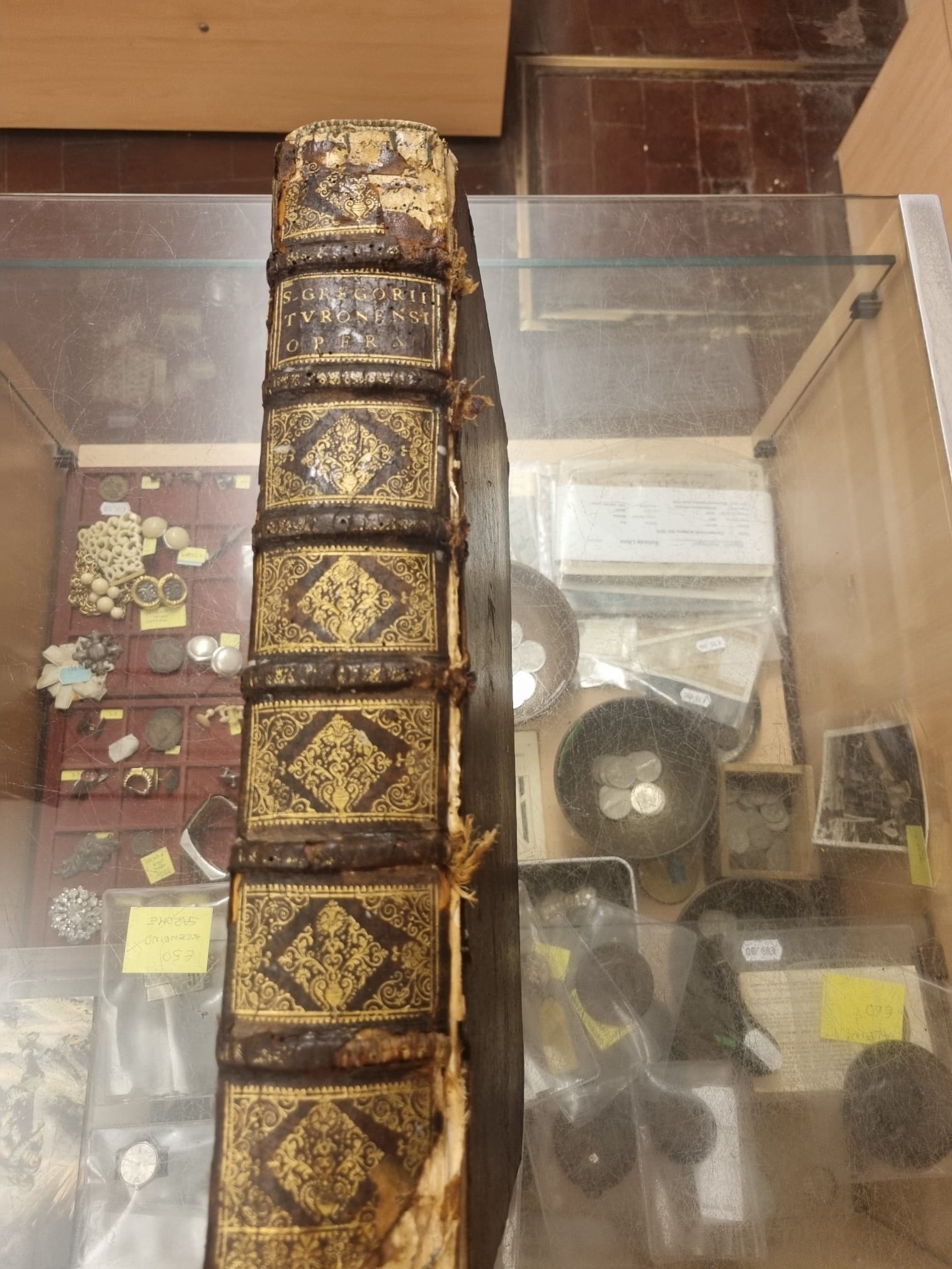 Opera Omnia. Necnon Fredegarii Scholastici epitome et chronicum cum suis continuatoribus et aliis antiquis monumentis. Ad codices manuscriptos & veteres editiones collata, emendaa, & aucta, atque notis & observationibus illustrata, opera & studio Domni Theoderici Ruinart. - immagine 3