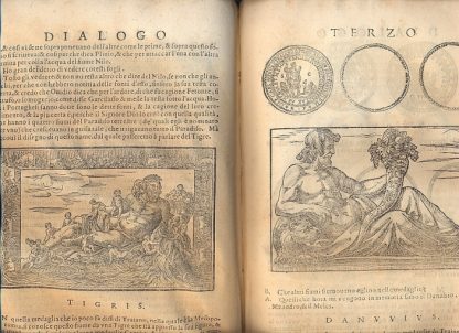 De notis romanorum commentarius in quo earum interpretationes quotquot reperiri potuerunt collegit, litterarum ordine digessit, observationes adiecit Sertorius Ursatus. - Dialoghi di don Antonio Agostini arciuescovo di Tarracona intorno alle medaglie inscrittioni et altre antichita tradotti di lingua spagnuola in italiana da Dionigi Ottauiano Sada & dal medesimo accresciuti con diuerse annotationi, & illustrati con disegnidi molte medaglie & d'altre figure.