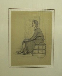 Giovane donna seduta.