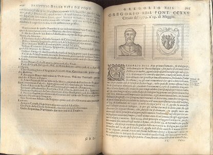 Delle Vite de' Sommi Pontefici, dal Salvator Nostro sino a Paolo II. Ampliato con le historie de' Papi Moderni da Sisto IV fino a Paolo V. Scritte dal P. F. Onofrio Panuinio veronese, da Antonio Cicarelli da Foligno e da D. Gio. Stringa venetiano. Con l'annotazioni del Panuinio e con la Cronologia Ecclesiastica dello stesso, ampliata da Bartolomeo Dionigi, da Lauro Testa. Oltre i nomi, cognomi e patrie di tutti gli Cardinali, raccolti per il sudetto Dionigi dall'opere del Panuinio, e da gli Atti della Cancelleria Apostolica; e l'Effigie di tutti gli Pontefici al naturale: e perfettionato in questa impressione con l'aggiunta delle vite di Gregorio XV e di Urbano VIII con un supplimento di venti anni alla cronologia di D. Francesco Tomasuccio venetiano. con tre fedeli e copiose tavole; una de' Papi, la seconda de' Cardinali, e la terza delle Cose Notabili.