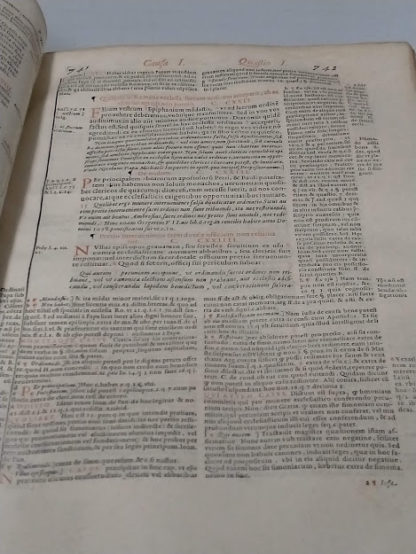 Decretum Gratiani emendatum et notationibus illustratum una cum glossis. Cum Privilegio Gregorii XIII. Pont. Max. & aliorum Principum. Permittente Sede Apostolica, atque cum populi romani licentia.