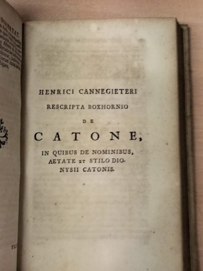 Dionysii Catonis Disticha de moribus ad filium. Cum notis integris Scaligeri, Barthii, Daumii; Scholiis atque animadversionibus selectis Erasmi, Opitii, Wachii; et metaphrasi graeca planudis et scaligeri. Quibus accedunt Boxhornii dissertatio, et HenriciCannegieteri rescripta Boxhornio de Catone; Nec non Joan. Hild. Withofii dissertationes Binae de Distichorum Auctore et vera illorum lectione. Recensuit suasque adnotationes addidit Otto Arntzenius.