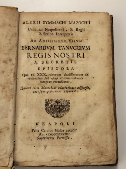 Ad amplissimum Virum Bernardum Tanuccium, Regis nostri a secretis epistola.Qua ad XXX virorum clarssimorum de dedicatione sub ascia commentationes integrae recensentur. Quibus idem Mazochius adnotationes adspersit curasque posteriores adjunxit.